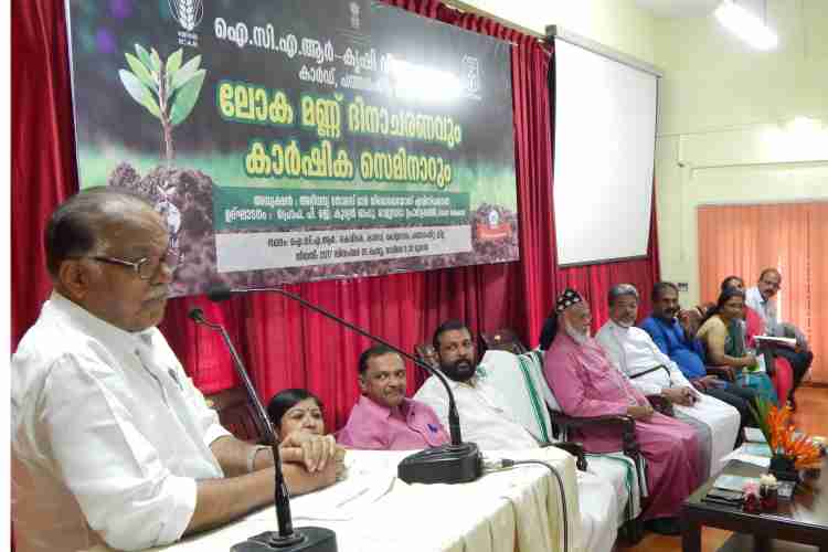 കൃഷിവിജ്ഞാന കേന്ദ്രത്തില്‍  ലോക മണ്ണ് ദിനാചരണം	രാജ്യസഭാഉപാധ്യക്ഷന്‍ പ്രൊഫ.പി.ജെ.കുര്യന്‍ ഉദ്ഘാടനം ചെയ്യുന്നു. 		 
