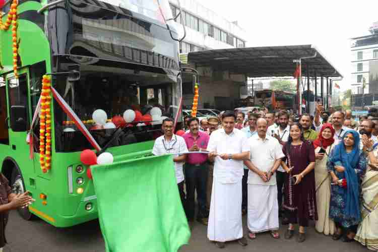 കെ.എസ്.ആര്‍.ടി.സിയുടെ ഓപണ്‍ ഡബിള്‍ ഡക്കര്‍ ബസിന്റെ ഫ്‌ളാഗ് ഓഫ് മന്ത്രി പി എ മുഹമ്മദ് റിയാസ് നിര്‍വഹിക്കുന്നു
