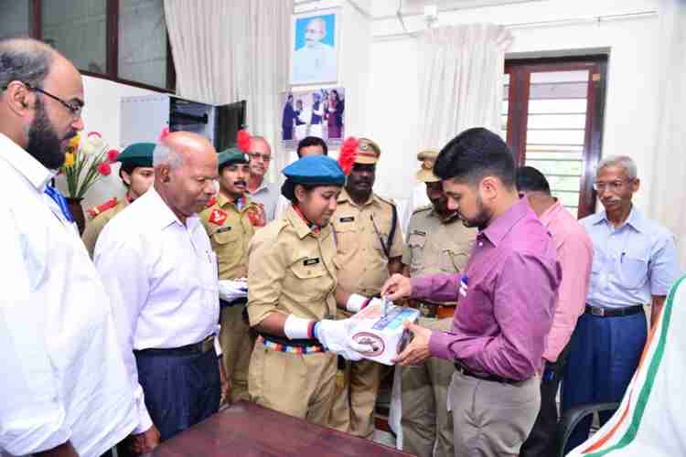 സായുധസേനാ പതാകദിനം ജില്ലാകലക്ടര്‍ ഉദ്ഘാടനം ചെയ്യുു.