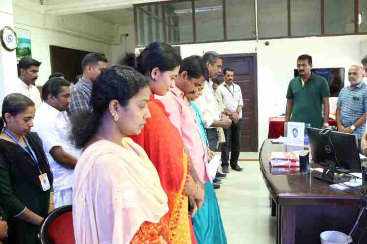 ഡോ.ഡി. ബാബുപോളിന്റെ വിയോഗത്തില്‍ കലക്ടറേറ്റില്‍ ചേര്‍ന്ന അനുശോചന യോഗത്തില്‍ നിന്ന്
