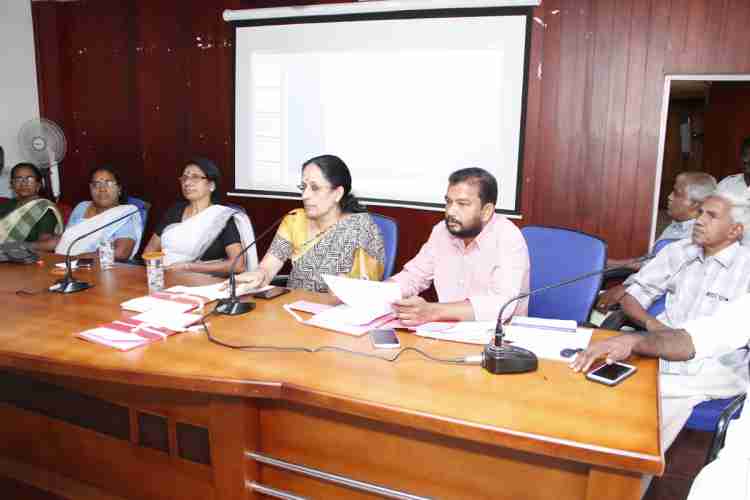 ജില്ലാ പദ്ധതി രൂപീകരണവുമായി ബന്ധപ്പെട്ട് ഉപസമിതികള്‍ തയാറാക്കിയ റിപ്പോട്ടുകള്‍ അവലോകനം ചെയ്യുന്നതിന് കളക്ടറേറ്റ് കോണ്‍ഫറന്‍സ് ഹാളില്‍ ചേര്‍ന്ന യോഗത്തില്‍ ജില്ലാ കളക്ടര്‍  ആര്‍.ഗിരിജ സംസാരിക്കുന്നു.