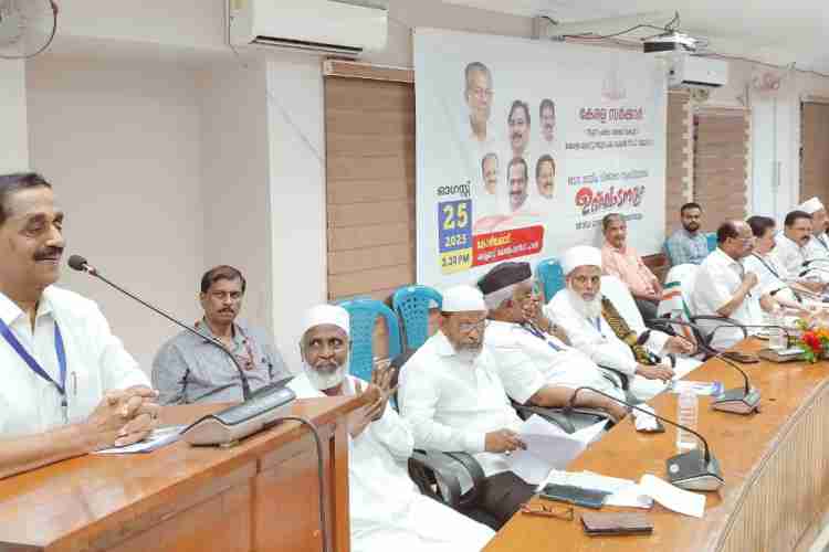 സംസ്ഥാന മദ്രസ അധ്യാപക ക്ഷേമനിധി ബോര്‍ഡ് അംഗങ്ങളായ മദ്രസ അധ്യാപകര്‍ക്കുള്ള വിവാഹ ധനസഹായ വിതരണവും ഭവന വായ്പ വിതരണത്തിന്റെ സംസ്ഥാനതല ഉദ്ഘാടനവും തോട്ടത്തിൽ രവീന്ദ്രൻ എം. എൽ. എ.നിർവഹിക്കുന്നു