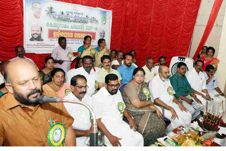 കേരഗ്രാമം പദ്ധതിയുടെ ഉദ്ഘാടനം നിരണം കാട്ടുനിലം സെന്‍റ് തോമസ് മാര്‍ത്തോമ്മാ പള്ളി ഹാളില്‍ സംസ്ഥാന കാര്‍ഷിക വികസന കര്‍ഷക ക്ഷേമ വകുപ്പ് മന്ത്രി വി.എസ്. സുനില്‍ കുമാര്‍ നിര്‍വഹിക്കുന്നു. 