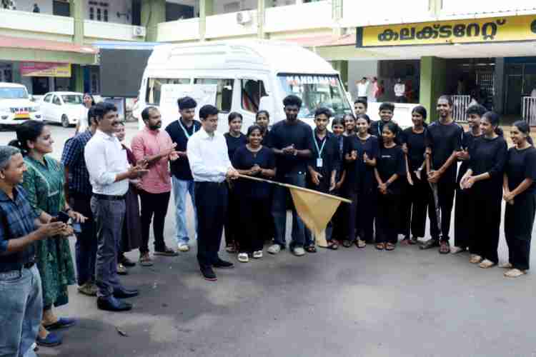 അന്താരാഷ്ട്ര ജനാധിപത്യ ദിനത്തോടനുബന്ധിച്ച് ജില്ലാ ഭരണകൂടത്തിന്റെയും തെരഞ്ഞെടുപ്പ് വിഭാഗത്തിന്റെയും നേതൃത്വത്തില്‍ വോട്ടര്‍ ബോധവത്ക്കരണ കലാജാഥ ജില്ലാ കലക്ടര്‍ സ്‌നേഹില്‍ കുമാര്‍ സിംഗ് ഫ്‌ളാഗ് ഓഫ് ചെയ്യുന്നു