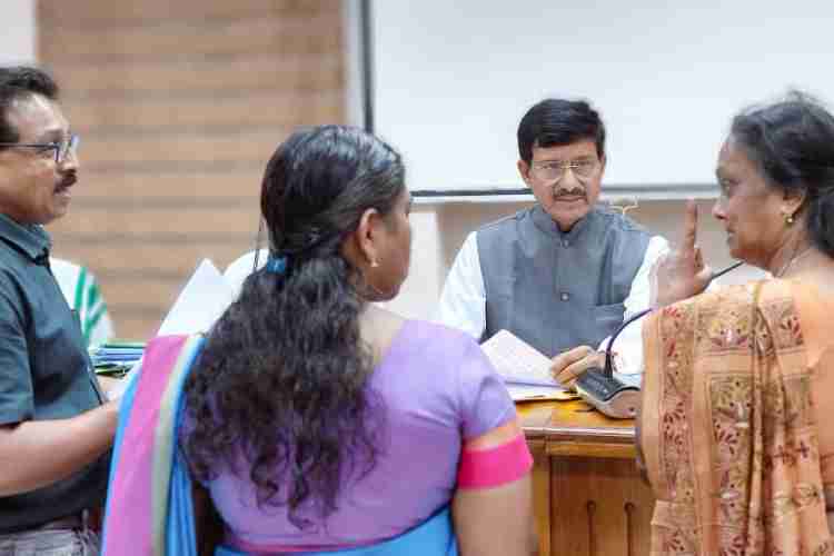 കലക്ടറേറ്റ് കോൺഫറൻസ് ഹാളിൽ നടന്ന വിവരാവകാശ കമ്മീഷൻ സിറ്റിങ്ങിൽ  കമ്മീഷണർ ടി. കെ രാമകൃഷ്ണൻ പരാതികൾ കേൾക്കുന്നു