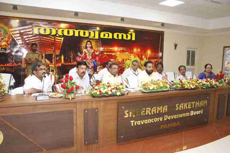പമ്പാ ദേവസ്വം ഹാളില്‍ നടന്ന അവലോകന യോഗത്തില്‍ ദേവസ്വം മന്ത്രി കടകംപള്ളി സുരേന്ദ്രന്‍ സംസാരിക്കുന്നു. 