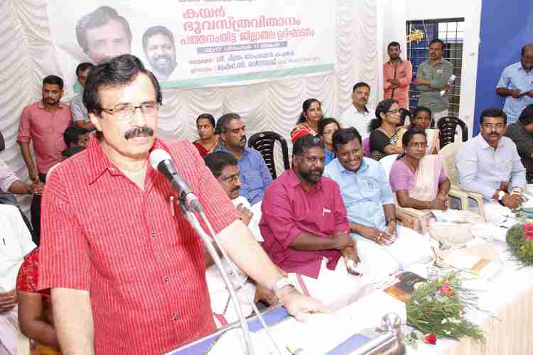 കയര്‍ഭൂവസ്ത്ര വിതാനത്തിന്‍റെ ജില്ലാതല ഉദ്ഘാടനം കടമ്പനാട്ട് വിദ്യാഭ്യാസ മന്ത്രി സി.രവീന്ദ്രനാഥ് നിര്‍വഹിക്കുന്നു. ലോകമനുഷ്യാവകാശ ദിനാചരണത്തിന്‍റെ ഭാഗമായുള്ള നിയമബോധവത്ക്കരണ ക്ലാസുകളുടെ ജില്ലാതല ഉദ്ഘാടനം ജില്ലാ പഞ്ചായത്ത് പ്രസിഡന്‍റ് അന്നപൂര്‍ണാദേവി നിര്‍വഹിക്കുന്നു.