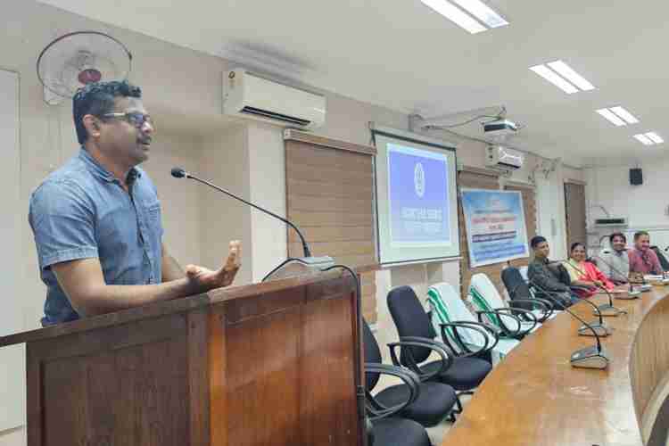 വിജിലൻസ് വാരാചരണത്തോടനുബന്ധിച്ച് ജില്ലാ ലീഗൽ സർവീസസ് അതോറിറ്റിയും വിജിലൻസ് ആൻഡ് ആൻറി കറപ്ഷൻ  ബ്യൂറോയും ചേർന്ന് സംഘടിപ്പിച്ച ബോധവത്കരണ ക്ലാസ് സിവിൽ സബ് ജഡ്ജും ജില്ലാ ലീഗൽ സർവീസ് അതോറിറ്റി സെക്രട്ടറിയുമായ വി.എസ് വൈശാഖ് ഉദ്ഘാടനം ചെയ്യുന്നു