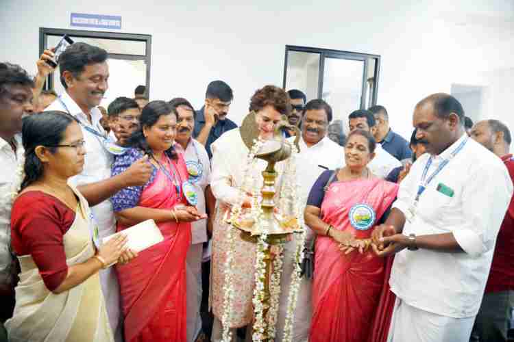 മാനന്തവാടി  ക്ലബ്ബ്കുന്നിൽ നിർമ്മാണം പൂർത്തിയാക്കിയ നഗരസഭയുടെ പുതിയ ഓഫീസ് സമുച്ചയം പ്രിയങ്ക ഗാന്ധി വാദ്ര എം. പി ഉദ്ഘാടനം ചെയ്തു. 