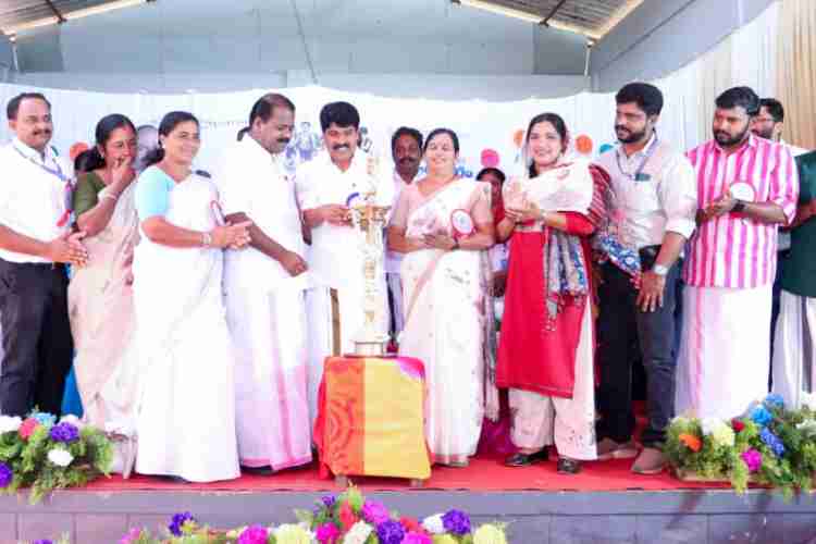 പെരിക്കല്ലൂർ ഗവൺമെന്റ് ഹയർ സെക്കൻഡറി സ്കൂളിൽ നടന്ന ജില്ലാതല സ്കൂൾ പ്രവേശനോത്സവം കൃഷിവകുപ്പ് മന്ത്രി ടി സിദ്ദിഖ് ഉദ്ഘാടനം ചെയ്യുന്നു