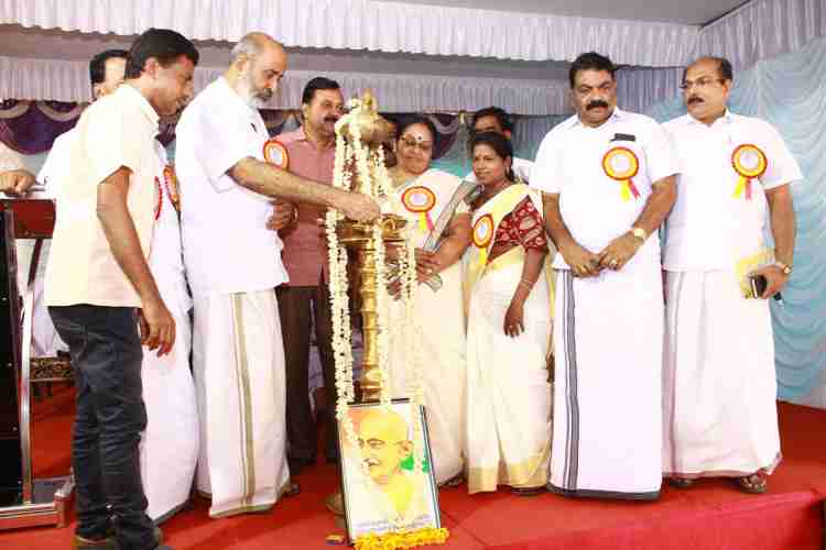 ഖാദി ഗ്രാമവ്യവസായ ബോര്‍ഡിന്റെ ആഭിമുഖ്യത്തിലുള്ള ഓണം- ബക്രീദ് മേളയുടെ ജില്ലാതല ഉദ്ഘാടനം ഇലന്തൂരിലുള്ള ജില്ലാ ഖാദി ഗ്രാമവ്യവസായ ഓഫീസില്‍         ജലവിഭവ വകുപ്പ് മന്ത്രി മാത്യു ടി.തോമസ് നിര്‍വഹിക്കുന്നു