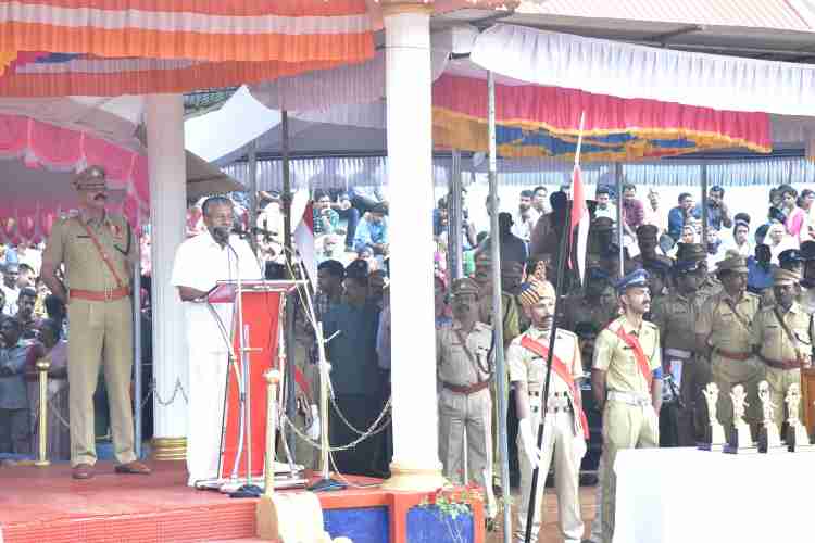  അടൂര്‍ പരുത്തപ്പാറയിലെ കേരള ആംഡ് പോലീസ് മൂന്നാം ബറ്റാലിയന്‍ ആസ്ഥാനത്ത് പരിശീലനം പൂര്‍ത്തിയാക്കിയ 411 സേനാംഗങ്ങളുടെ സംയുക്ത പാസിംഗ് ഔട്ട് പരേഡില്‍ അഭിവാദ്യം സ്വീകരിച്ച് മുഖ്യമന്ത്രി പിണറായി വിജയന്‍ സംസാരിക്കുന്നു.