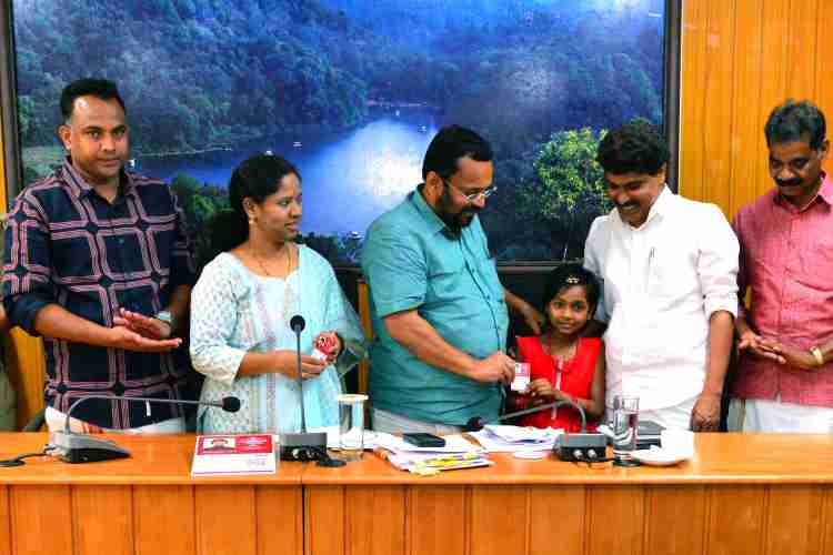 മുണ്ടക്കൈ-ചൂരല്‍മല  ഉരുള്‍പൊട്ടല്‍ ദുരന്ത ബാധിത ഗുണഭോക്താക്കളെ തിരിച്ചറിയാനും സര്‍ക്കാര്‍ നല്‍കുന്ന വിവിധ സഹായങ്ങള്‍ ട്രാക്ക് ചെയ്യാനുള്ള സ്മാര്‍ട്ട് കാര്‍ഡ് വിതരണം-റവന്യൂ-ഭവന നിര്‍മ്മാണ വകുപ്പ്  മന്ത്രി കെ. രാജന്‍