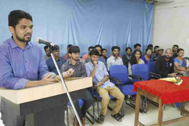 പൈനാവിലെ എംആര്എസ് വിദ്യാര്ഥികള്ക്കുള്ള പരിശീലനത്തില് ജില്ലാ കലക്ടര് ജി ആര് ഗോകുല് സംസാരിക്കുു