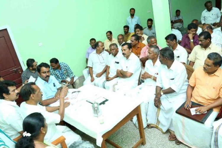  പീരുമേട് താലൂക്കിലെ തോ'ങ്ങള് തുറക്കുത് സംബന്ധിച്ച് തൊഴിലാളി യൂണിയന് നേതാക്കളുമായി ഏലപ്പാറ പി.ഡ'്യൂ.ഡി റസ്റ്റ് ഹൗസില് മന്ത്രി ടി.പി. രാമകൃഷ്ണന് ചര്ച്ച നടത്തുു.