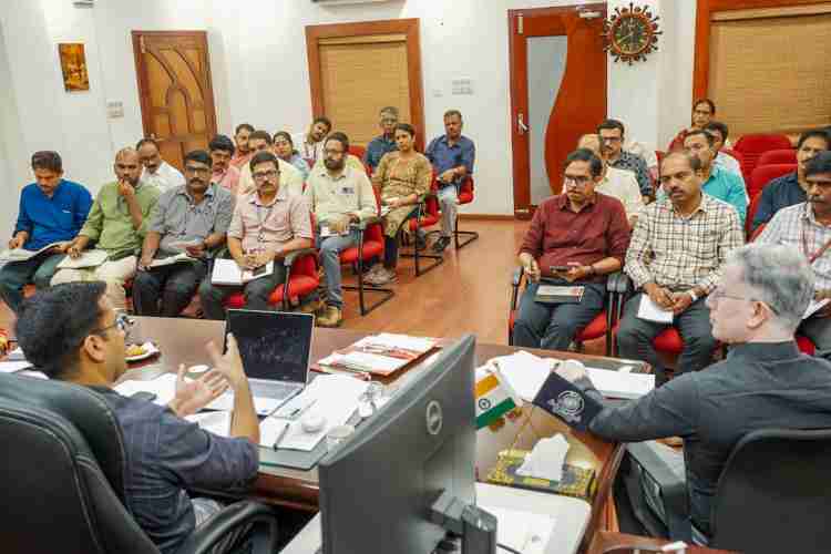 ഇ.വി.എം കമീഷനിങ് മുന്നൊരുക്കങ്ങള്‍ ചര്‍ച്ച ചെയ്യാന്‍ ജില്ലാ കലക്ടര്‍ സ്‌നേഹില്‍ കുമാര്‍ സിങ്ങിന്റെ അധ്യക്ഷതയില്‍ ചേര്‍ന്ന യോഗം