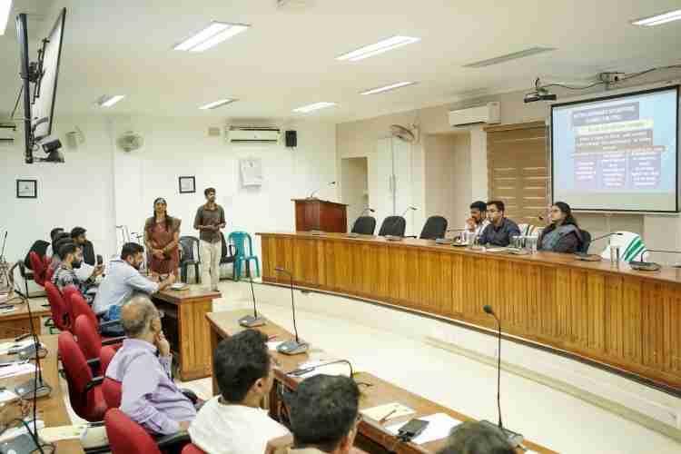 നിയമസഭാ തിരഞ്ഞെടുപ്പുമായി ബന്ധപ്പെട്ട് മൈക്രോ ഒബ്‌സര്‍വര്‍മാര്‍ക്കുള്ള പരിശീലനത്തില്‍ ജില്ലാ കലക്ടര്‍ സ്നേഹില്‍ കുമാര്‍ സിങ് സംസാരിക്കുന്നു