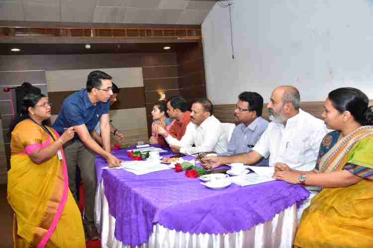 മഴക്കെടുതി വിലയിരുത്താനെത്തിയ കന്ദ്രസംഘത്തലവന്‍ എ.വി.ധര്‍മറെഡ്ഡി ജില്ലാ കളക്ടറില്‍ നിന്ന് വിവരങ്ങള്‍ ആരായുന്നു.