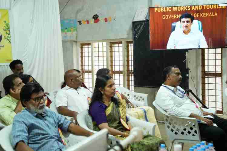 മലയോര ഹൈവേയിലെ ചുങ്കക്കുറ്റി-പൂതംപാറ, പൂതംപാറ-ചുരണി -പക്രംതളം റോഡുകളുടെ പ്രവൃത്തി ഉദ്ഘാടനം പൊതുമരാമത്ത്-ടൂറിസം വകുപ്പ് മന്ത്രി പി എ മുഹമ്മദ് റിയാസ് ഓണ്‍ലൈനായി നിര്‍വഹിക്കുന്നു