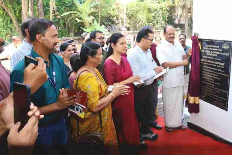 റീജണല്‍ പബ്ലിക് ഹെല്‍ത്ത് ലബോറട്ടറി ഉദ്ഘാടന ചടങ്ങില്‍ അഹമ്മദ് ദേവര്‍കോവില്‍ എം.എല്‍.എ ഫലകം അനാച്ഛാദനം ചെയ്യുന്നു