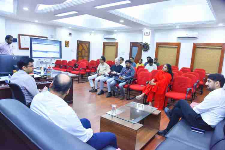 പോളിങ് ഉദ്യോഗസ്ഥരുടെ രണ്ടാംഘട്ട റാന്‍ഡമൈസേഷനുമായി ബന്ധപ്പെട്ട് കലക്ടറുടെ ചേംബറില്‍ ചേര്‍ന്ന യോഗം