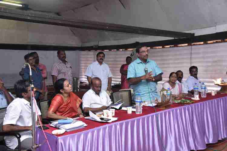ആറډുള ക്ഷേത്രത്തിലും പരിസരത്തും നടത്തേണ്ട വികസനപ്രവര്‍ത്തനങ്ങള്‍ ത്വരിതപ്പെടുത്തുന്നത് സംബന്ധിച്ച ആറډുള ക്ഷേത്ര ഓഡിറ്റോറിയത്തില്‍ നടന്ന അവലോകന യോഗത്തില്‍ ദേവസ്വം ബോര്‍ഡ് പ്രസിഡന്‍റ് എ.പത്മകുമാര്‍ സംസാരിക്കുന്നു