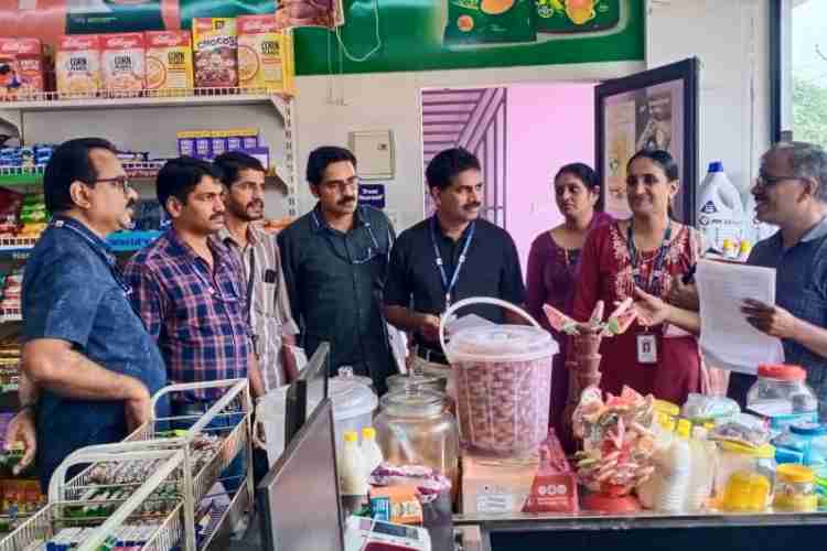 പൊതുവിതരണ ഉപഭോക്തൃകാര്യ വകുപ്പ്, ലീഗൽ മെട്രോളജി, ഭക്ഷ്യസുരക്ഷാ വകുപ്പുകളുടെ സ്‌ക്വാഡ് നടത്തിയ പരിശോധനയിൽ നിന്ന്