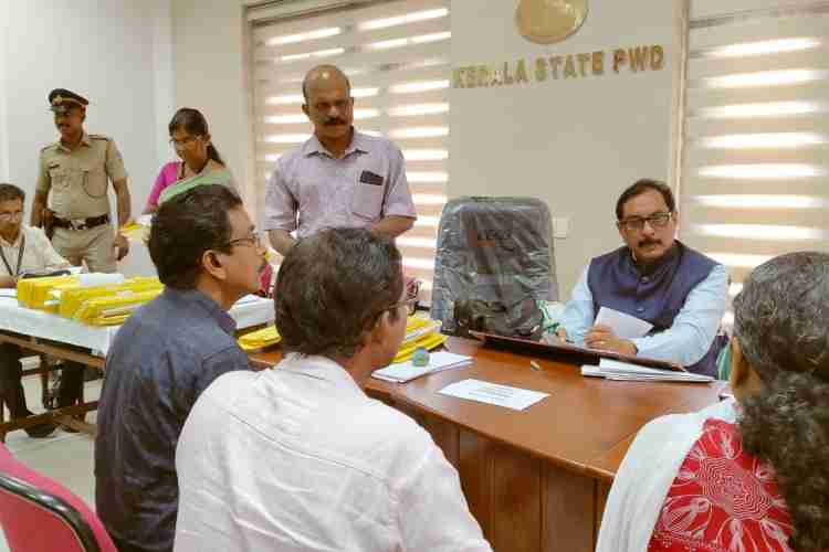 കോഴിക്കോട് ഗവ റസ്റ്റ്‌ ഹൗസിൽ നടന്ന മനുഷ്യാവകാശ സിറ്റിങ്ങിൽ സംസ്ഥാന മനുഷ്യാവകാശ കമ്മിഷൻ ആക്റ്റിങ് ചെയർപേഴ്സൺ കെ. ബൈജുനാഥ്‌ പരാതികൾ കേൾക്കുന്നു