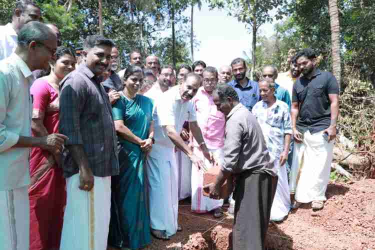 തലക്കുളത്തൂരിൽ ലൈഫ് മിഷൻ വഴി ഒരുങ്ങുന്ന വീടുകളുടെ തറക്കല്ലിടല്‍ വനം വന്യജീവി സംരക്ഷണ വകുപ്പ് മന്ത്രി എ കെ ശശീന്ദ്രന്‍ നിര്‍വഹിക്കുന്നു