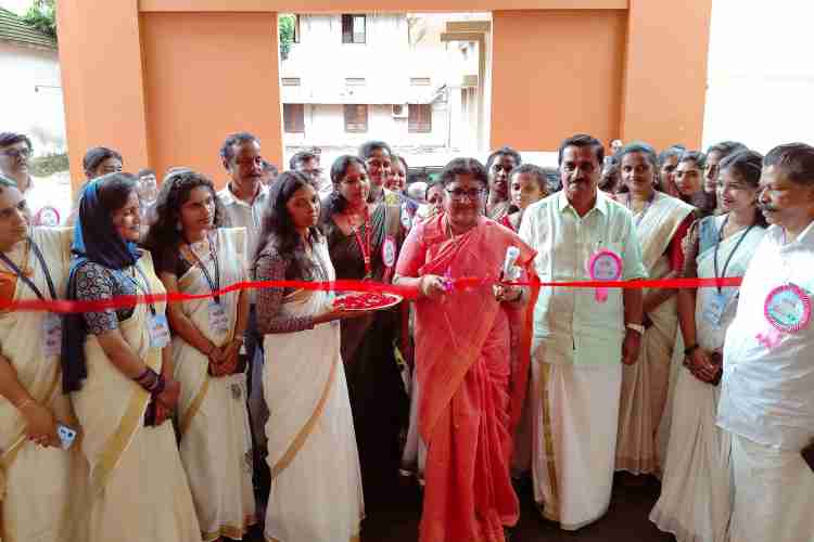 ഗവ വനിത പോളിടെക്നിക് കോളേജിലെ വർക്ക് ഷോപ്പ് ലബോറട്ടറി ബ്ലോക്കിന്റെ ഉദ്ഘാടനം ഉന്നത വിദ്യാഭ്യാസ സാമൂഹ്യനീതി വകുപ്പ് മന്ത്രി ഡോ.ആർ. ബിന്ദു നിർവഹിക്കുന്നു.