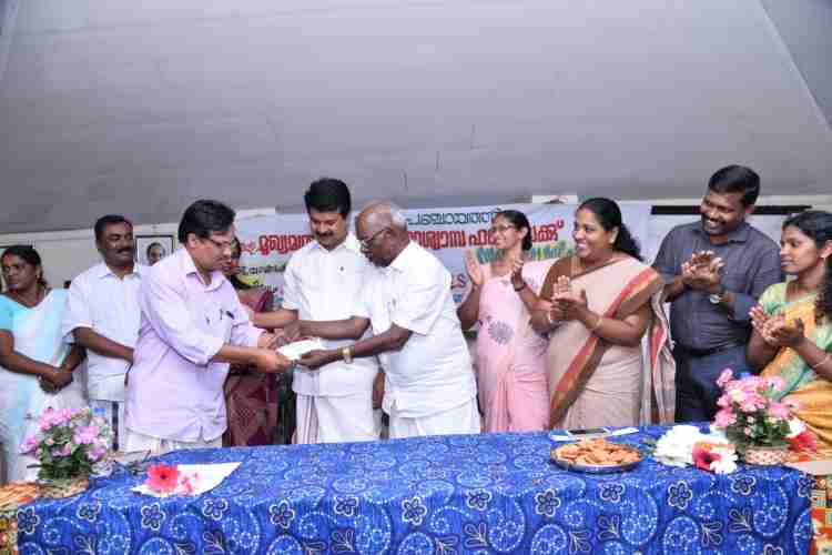 ചിത്രരചനയിലൂടെ ലഭിച്ച തുക അബ്ദുള്‍ റസാഖില്‍ നിന്ന്  വൈദ്യതി വകുപ്പ് മന്ത്രി എം.എം മണി ഏറ്റുവാങ്ങുന്നു