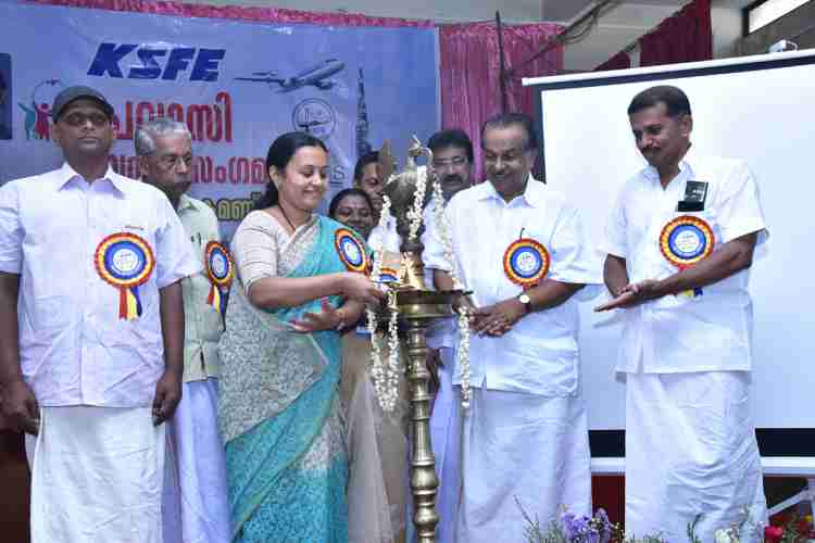 കെഎസ്എഫ്ഇയുടെ ആഭിമുഖ്യത്തില്‍ പത്തനംതിട്ടയില്‍ സംഘടിപ്പിച്ച ആറډുള നിയോജകമണ്ഡലത്തിലെ പ്രവാസി ബന്ധു സംഗമത്തിന്‍റെ ഉദ്ഘാടനം വീണാ ജോര്‍ജ് എംഎല്‍എ നിര്‍വഹിക്കുന്നു.