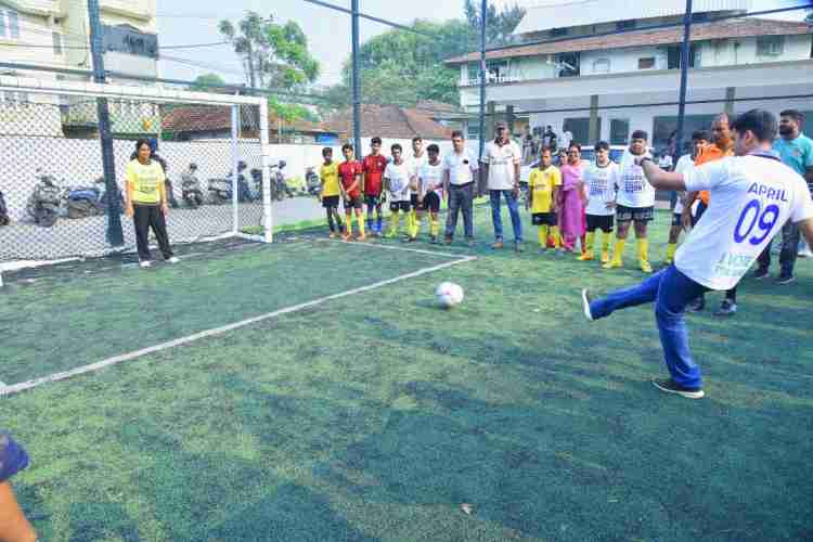 സ്വീപ് ഇലക്ഷൻ പ്രചരണത്തിന്റെ ഭാഗമായി നടന്ന സൗഹൃദ ഫുട്ബാള്‍ ടൂര്‍ണമെന്റ് ജില്ലാ കലക്ടര്‍ സ്‌നേഹില്‍ കുമാര്‍ സിങ് ഉദ്ഘാടനം ചെയ്യുന്നു