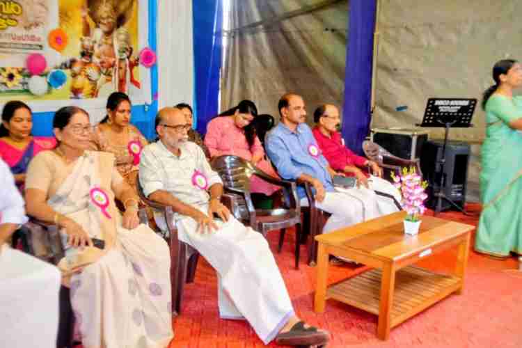 കൊയിലാണ്ടി നഗരസഭ വയോജനസംഗമം 'കാരണവർക്കൂട്ടം' ചെയർപേഴ്സൺ സുധ കിഴക്കേപ്പാട്ട് ഉദ്ഘാടനം ചെയ്യുന്നു