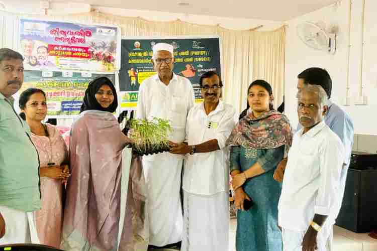 ചെക്യാട് ഗ്രാമപഞ്ചായത്ത് ഞാറ്റുവേലച്ചന്ത പഞ്ചായത്ത് പ്രസിഡൻ്റ് നസീമ കൊട്ടാരത്തിൽ ഉദ്ഘാടനം ചെയ്യുന്നു.