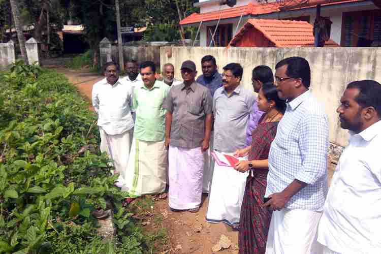 ജില്ലാ പിഎസ്സി ഓഫീസിനുള്ള സ്ഥലം പിഎസ്സി ചെയര്‍മാന്‍ എം കെ സക്കീറും അംഗങ്ങളും സന്ദര്‍ശിക്കുന്നു. വീണാജോര്‍ജ് എംഎല്‍എ സമീപം.