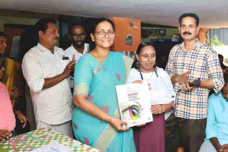 ദീപ്തി ബ്രെയിലി സാക്ഷരതാ പദ്ധതിയില്‍ വിജയിച്ചവര്‍ക്കുള്ള സര്‍ട്ടിഫിക്കറ്റ് വിതരണവും രണ്ടാംഘട്ട പദ്ധതിയുടെ ഉദ്ഘാടനവും  ജില്ലാ പഞ്ചായത്ത് പ്രസിഡന്റ് മില്ലി മോഹന്‍ കൊട്ടാരത്തില്‍ നിർവ്വഹിക്കുന്നു