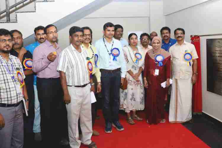 കോഴിക്കോട് ഗവ. എഞ്ചിനീയറിങ് കോളേജില്‍ പുതിയ ബ്ലോക്കിന്റെ ഉദ്ഘാടന ചടങ്ങിൽ മേയര്‍ ഒ സദാശിവന്‍ ശിലാഫലകം അനാച്ഛാദനം ചെയ്യുന്നു