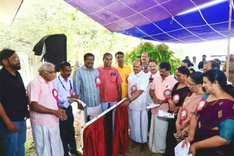 എരവത്ത്കുന്ന് ടൂറിസം പദ്ധതിയുടെ പ്രവൃത്തി ഉദ്ഘാടന ചടങ്ങില്‍ അഹമ്മദ് ദേവര്‍കോവില്‍ എം.എല്‍.എ ശിലാഫലകം അനാച്ഛാദനം ചെയ്യുന്നു