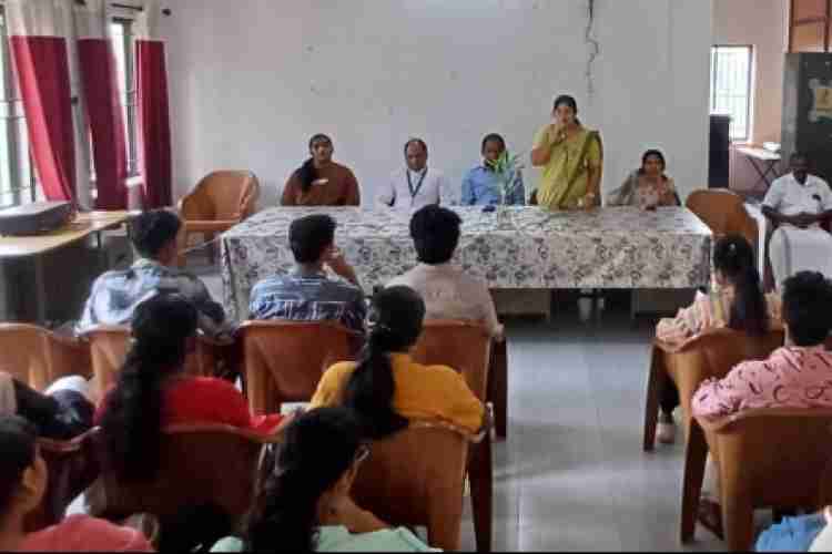 തിരുവമ്പാടി ഗ്രാമപഞ്ചായത്തിൽ ആരംഭിച്ച അക്ഷര കേരളം സർവ്വേ വിവരശേഖരണം ഗ്രാമപഞ്ചായത്ത് പ്രസിഡൻ്റ് ബിന്ദു ജോൺസൺ ഉദ്ഘാടനം ചെയ്യുന്നു
