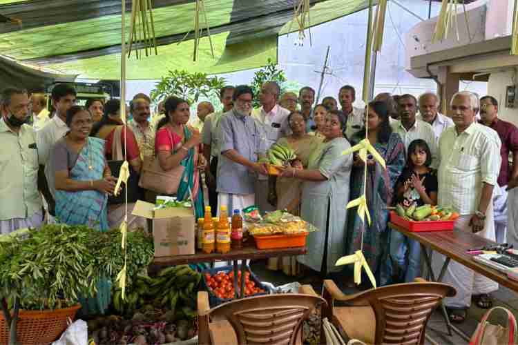 'ഓണസമൃദ്ധി 2025' പഴം-പച്ചക്കറി വിപണിയുടെ ജില്ലാതല ഉദ്ഘാടനം എടച്ചേരി ഗ്രാമപഞ്ചായത്തില്‍ ഇ കെ വിജയന്‍ എംഎല്‍എ നിര്‍വഹിക്കുന്നു