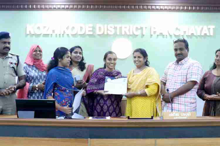 2 മില്യണ്‍ പ്ലഡ്ജി'ന്റെ ഭാഗമായി പ്രവര്‍ത്തിച്ച ക്യാമ്പയിന്‍ കോഓഡിനേറ്റര്‍മാര്‍ക്കുള്ള സര്‍ട്ടിഫിക്കറ്റ് വിതരണം ജില്ലാ പഞ്ചായത്ത് പ്രസിഡന്റ് ഷീജ ശശി ഉദ്ഘാടനം ചെയ്യുന്നു