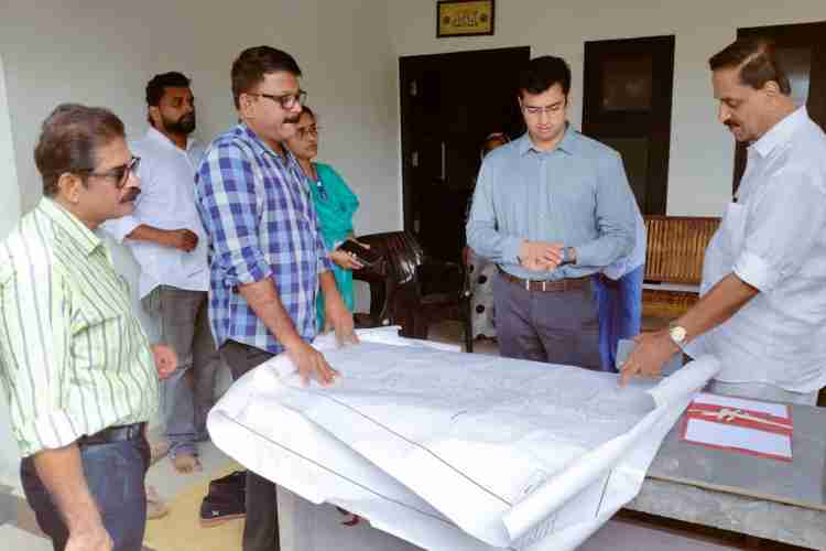 കോഴിക്കോട് താലൂക്കിലെ പുതിയങ്ങാടി വില്ലേജ് ശാന്തി നഗർ കോളനിയിൽ ജില്ലാ കലക്ടർ സ്‌നേഹിൽ കുമാർ സിംഗ്, എം.എ.ൽ.എ തോട്ടത്തിൽ രവീന്ദ്രൻ എന്നിവർ സന്ദർശനം നടത്തുന്നു
