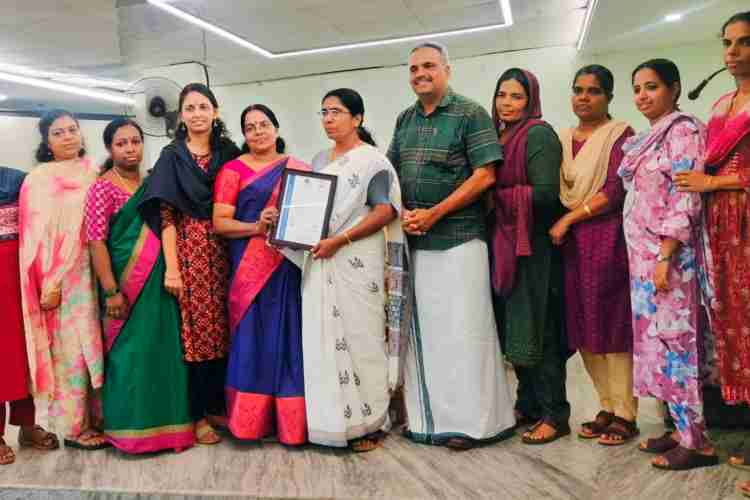 കൊയിലാണ്ടി നഗരസഭ കുടുംബശ്രീ നോർത്ത് സിഡിഎസ്സിൻ്റെ ഐ എസ് ഒ  പ്രഖ്യാപനം നഗരസഭ ചെയർപേഴ്സൺ സുധ കിഴക്കെപ്പാട്ട് നിർവഹിക്കുന്നു