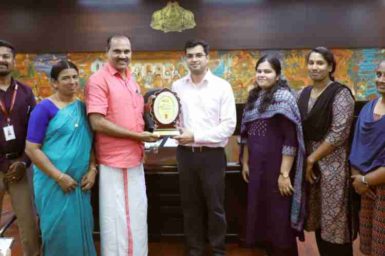 സ്വച്ഛതാ ഹി സേവ, ശുചിത്വോത്സവം 2025 മികച്ച ഗ്രാമ പഞ്ചായത്തിനുള്ള പുരസ്കാരം പെരുമണ്ണ ഗ്രാമ പഞ്ചായത്ത് പ്രസിഡന്റ് ഏറ്റുവാങ്ങുന്നു.
