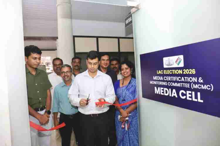 എം.സി.എം.സി- മീഡിയ സെൽ ഉദ്ഘാടനം ജില്ലാ കലക്ടർ സ്‌നേഹില്‍ കുമാര്‍ സിങ് നിര്‍വഹിക്കുന്നു