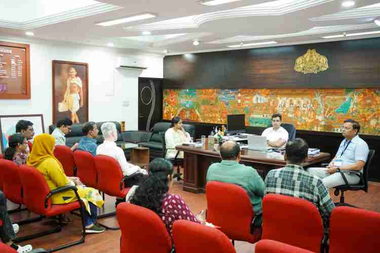 നിയമസഭ തിരഞ്ഞെടുപ്പിന് മുന്നോടിയായി ജില്ലാ കലക്ടര്‍ സ്‌നേഹില്‍ കുമാര്‍ സിങ്ങിന്റെ അധ്യക്ഷതയില്‍ ചേര്‍ന്ന രാഷ്ട്രീയ പാര്‍ട്ടി പ്രതിനിധികളുടെ യോഗം