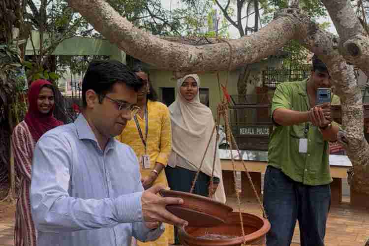 'കിളികളും കൂളാവട്ടെ' ജനകീയ ക്യാമ്പയിന്റെ ഉദ്ഘാടനം കലക്ടറേറ്റ് പ്രവേശന കവാടത്തിന് സമീപം ഒരുക്കിയ കുടത്തിൽ വെള്ളം നിറച്ച് ജില്ലാ കലക്ടർ സ്നേഹിൽ കുമാർ സിങ് നിർവഹിക്കുന്നു