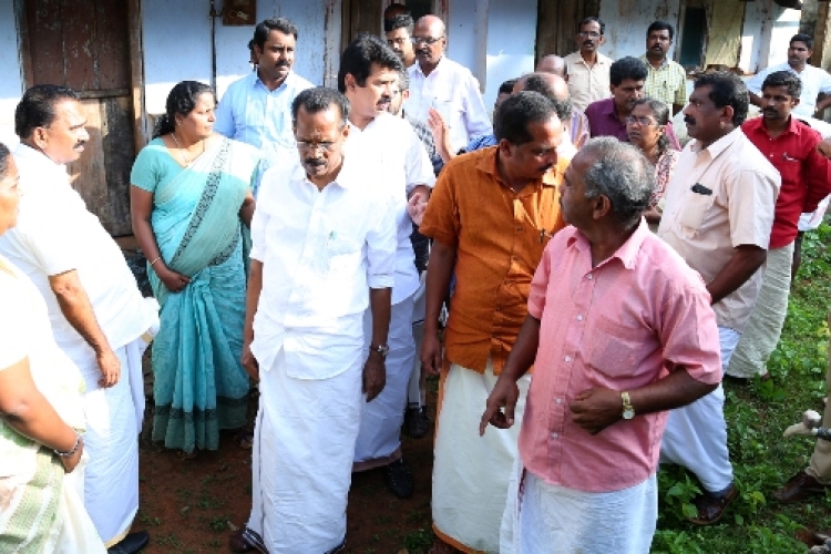 പീരുടമേട് ടീ കമ്പനിയുടെ പുതുക്കടയിലെ ചീന്തലാര് എസ്റ്റേറ്റിലെ തൊഴിലാളി ലയങ്ങള് മന്ത്രി ടി.പി. രാമകൃഷ്ണന് സന്ദര്ശിക്കുു