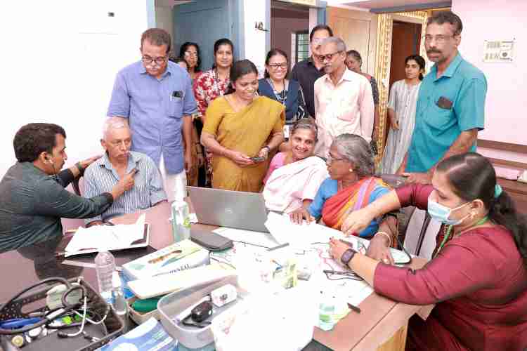 ആയുഷ്യം ആരോഗ്യ പദ്ധതി വഴി നടപ്പാക്കുന്ന വാർഡ് തല ആരോഗ്യ സ്ക്രീനിംഗ് ക്യാമ്പിൽ വയോജനങ്ങൾ പരിശോധന നടത്തുന്നു
